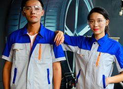 酸性工作服定做注意事(shì)項  -20年定制經(jīng)曆+個性化定制,提升企業形象  -風華服裝值得您選擇的廠家